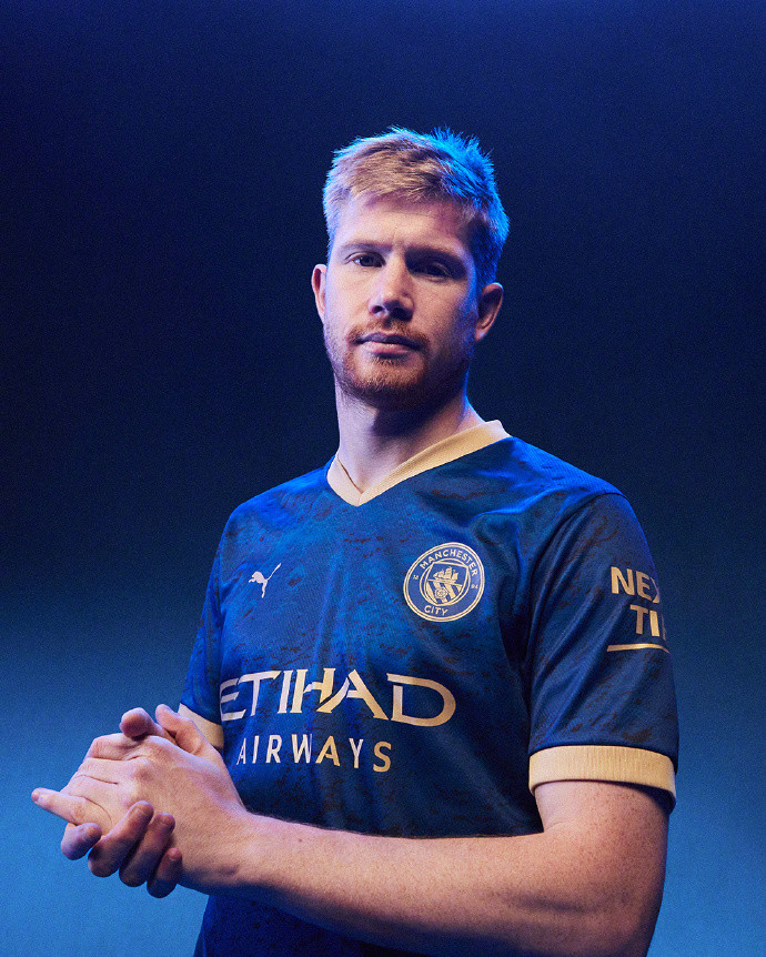 【共同社12月27日电】美职棒大联盟8月9日迎来历史性时刻——珍·帕沃尔成为首位在正式比赛中执法的女性裁判。