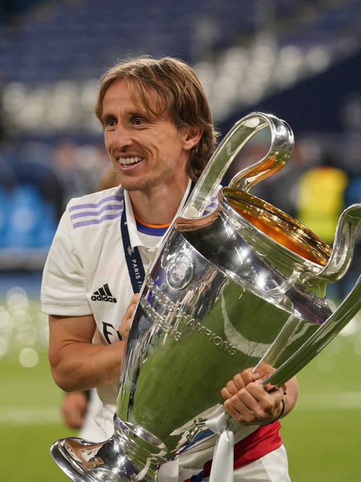 斯凯利晒穿齐达内、博格巴尤文球衣照，尤文球迷留言“快来”