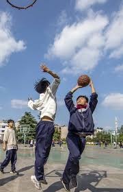 塔图姆脚踝扭伤进入更衣室：3+1坚持罚球全场高呼MVP 小萨垫脚吃恶犯